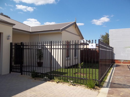 1.8m Tall Tubular Steel Gate , Fadeless 4 Rail Fencing