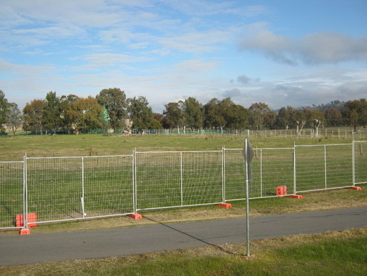 2.1m Tall Construction Safety Fence Panels , 75x100mm Mesh Portable Security Fence